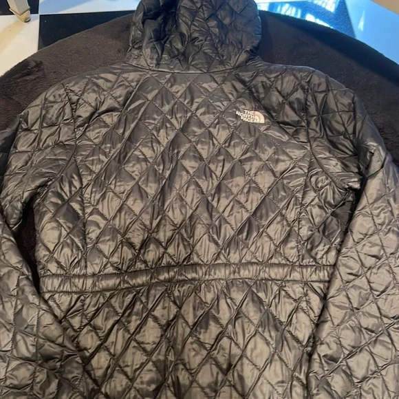 Great condition girls size XL(18) The North face 3/4 black quilt coat